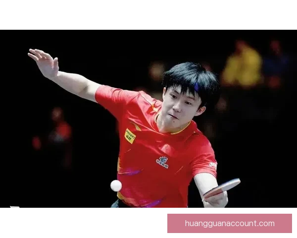 王楚钦撕掉肌贴奋力一搏累到双手撑地观众力量支撑他坚持