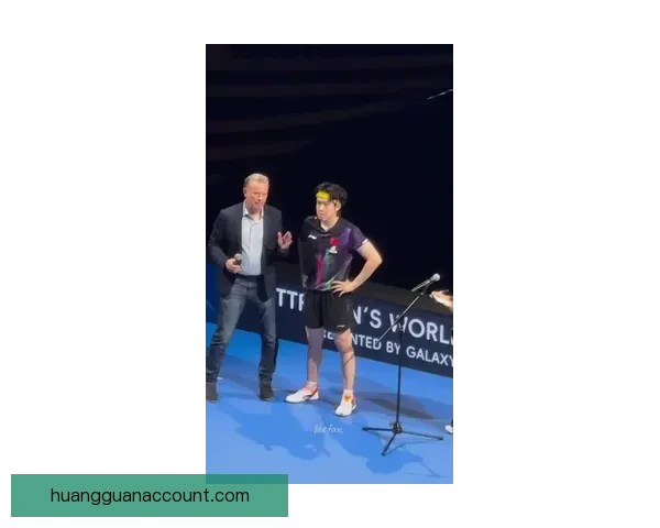 王楚钦赛场拼搏举动感动球迷采访中忽然双手撑地全力以赴