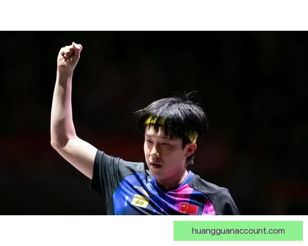 王楚钦赛场拼搏举动感动球迷采访中忽然双手撑地全力以赴