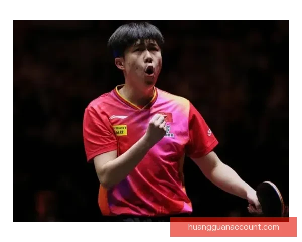 王楚钦撕掉肌贴奋力一搏累到双手撑地观众力量支撑他坚持